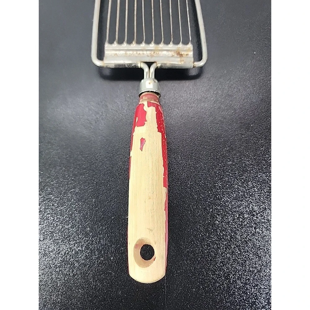 VINTAGE EKCO MIRACLE TOMATO SLICER‎ RED WOODEN HANDLE 1950S B7